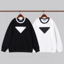 一番人気の新作はこれ 2026秋冬 プリントパーカ 高級感漂わせる プラダ PRADA 秋の定番 プルオーバーパーカー 2色可選 プラダスーパーコピー 代引