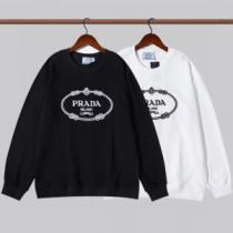 プラダブランドスーパーコピー 2026秋冬 抜群な楽チン感ある大定番 オシャレロゴパーカー プラダ PRADA プルオーバーパーカー 2色可選 ジップパーカー