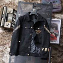 ジャケット 2026秋冬 ヴェルサーチVERSACE ヴェルサーチブランドスーパーコピー 落ち着いた感覚 適度な厚み