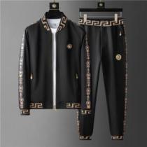 2026秋冬 ヴェルサーチコピー 海外限定ライン ヴェルサーチVERSACE ジャージセット 中わたジャケット 艶やかなコート