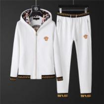 2025秋冬 早くも完売している ヴェルサーチVERSACE 2色可選 ヴェルサーチブランド 偽物 通販 セットアップ上下 防寒機能ある