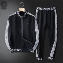 2026秋冬 ヴェルサーチブランドスーパーコピー セットアップ上下 ヴェルサーチVERSACE シックスタイルに活躍 プリント柄 ハリのある