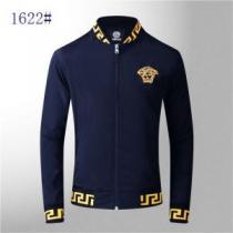日本未入荷モデル 2026秋冬 ヴェルサーチVERSACE ジャケット しっかり暖かな感じ 3色可選 中わたジャケット ヴェルサーチコピー ブランド