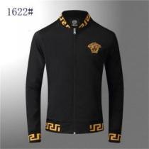 日本未入荷モデル 2026秋冬 ヴェルサーチVERSACE ジャケット しっかり暖かな感じ 3色可選 中わたジャケット ヴェルサーチコピー ブランド