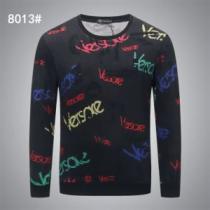 2026秋冬 ヴェルサーチVERSACE プルオーバーパーカー 活用できるアイテム ヴェルサーチスーパーコピー ハリのある しっかり暖かな感じ