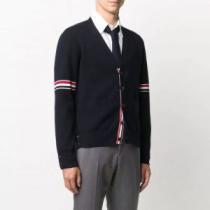 上品上質 セーター  スナップ止め仕様 2026秋冬 トムブラウン THOM BROWNE トムブラウンコピー 楽に着用出来る