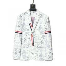 2026秋冬 トムブラウンコピー ブランド ブルゾン トムブラウン THOM BROWNE 大絶賛の履き心地! スナップ止め仕様 高級感漂わせる