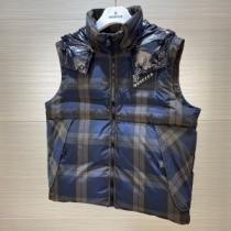 モンクレールコピー 先行販売 フードづき 2026秋冬 モンクレール MONCLER ダウンジャケット ベスト 重さを感じず