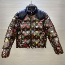 大人気再登場 ルイ ヴィトンコピー 2026秋冬 ルイ ヴィトン LOUIS VUITTON ダウンジャケット 高級感ある 防風性に優れ ファスナポケットが斜めになっているデザイン