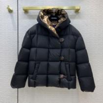 3色可選 2026秋冬 ルイ ヴィトン LOUIS VUITTON ルイ ヴィトンブランド 偽物 通販 肌触りのいい ダウンジャケット フード取り外し不可 スナップ止め仕様 保温効果は抜群