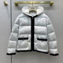 2026秋冬 ミュウミュウ MIUMIU ポケットづき ミュウミュウブランド コピー 風合いが出る ダウンジャケット 肌触り柔らかく フード部分は取り外し可能