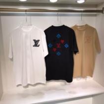 3色可選 半袖Tシャツ 肩ロゴ付 ルイ ヴィトンブランド 偽物 通販 ファション性の高い 優しいフィット感 2026春夏 ルイ ヴィトン LOUIS VUITTON