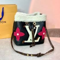 ルイ ヴィトンコピー 入手困難！ ファスナーポケット付 2026秋冬 ルイ ヴィトン LOUIS VUITTON 斜め掛けバッグ 4色可選 売れ筋のいい.49.