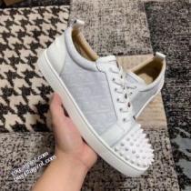 クリスチャンルブタンコピー 2025秋冬 クリスチャンルブタン Christian Louboutin コスパ最高のプライス フラットシューズ 海外限定ライン すべり防止 スタッズ ナチュラルな素材感