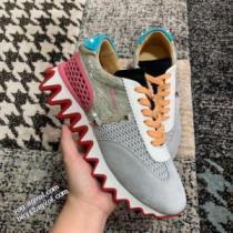カラーソール 飽きの来ない クッション性 大人の雰囲気抜群 クリスチャンルブタン Christian Louboutin 秋のお出かけに最適 クリスチャンルブタンコピー ブランド ナチュラルな素材感 ランニングシューズ 2026秋冬