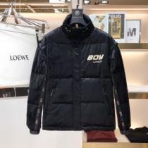 ボーイロンドン偽物ブランド 上品な輝きを放つ形 ボーイロンドン BOY LONDON ステンカラー 高級感を引き立てる 2026秋冬 ダウンジャケット メンズ 肌触り柔らかく ポケットづき 保温効果は抜群 