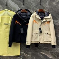 フェンディ FENDI 使い勝手が良く フェンディブランド 偽物 通販 上品な色合い ライトダウンジャケット 2026秋冬 しっとりなめらかな極上の肌触り ポケットづき 2色可選 フィルパワーの高い 防寒具としての機能もバッチリ