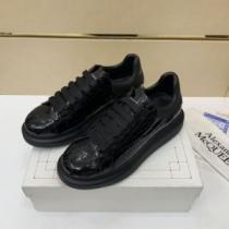 2026秋冬 アレキサンダー マックイーン コピーブランド alexander mcqueen コスパ最高のプライス ポップ エナメル革 カジュアルシューズ 透湿?防水素材採用 軽い履き心地