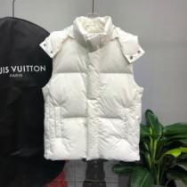 ルイ ヴィトンブランドコピー 2026秋冬 長く愛用できる フィルパワーの高い ルイ ヴィトン LOUIS VUITTON 軽量ダウンジャケット ベスト 2色可選 フードづき 軽くて暖かい 