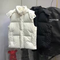 ルイ ヴィトンブランドコピー 2026秋冬 長く愛用できる フィルパワーの高い ルイ ヴィトン LOUIS VUITTON 軽量ダウンジャケット ベスト 2色可選 フードづき 軽くて暖かい 