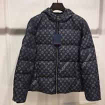 ダウンジャケット メンズ 2026秋冬 人気商品登場 フィルパワーの高い ルイ ヴィトン LOUIS VUITTON 柔らかい 保温性を発揮する ルイ ヴィトンコピー 汚れしにくい 軽くて暖かい 