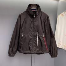 モンクレールブランド 偽物 通販 オリジナル 2026秋冬 モンクレール MONCLER ブルゾン ファスナポケットが斜めになっているデザイン 楽に着用出来る
