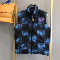 2026秋冬 ルイ ヴィトンスーパーコピー 軽量ダウン ベスト 大好評 ステンカラー ルイ ヴィトン LOUIS VUITTON 軽くて暖かい 目が覚めるような鮮やかな色