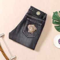 ヴェルサーチコピー 売れ筋のいい 2026秋冬 ヴェルサーチVERSACE ストレートデニムパンツ ロゴ入りリベット レッグラインを引き締めてくれる