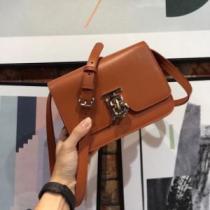バーバリーコピー ファション性の高い 2026秋冬 バーバリー BURBERRY 手持ち&ショルダー掛け 2色可選 ロゴ金具付き 使い勝手のいいバッグ 牛革.48..48.