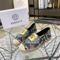 2026秋冬 ヴェルサーチVERSACE モカシンシューズ 紐なし 人気商品登場 脱ぎ履きしやすい/着脱しやすい ヴェルサーチブランド コピー 滑りにくい
