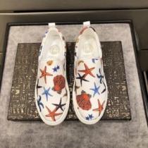 デザイン性の高い 2026秋冬 ヴェルサーチVERSACE 紐なし 軽い履き心地 フラットシューズ これからの季節の足元のアクセント ヴェルサーチ偽物ブランド