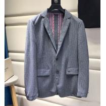 スーツ レジャー 2026秋冬 トムブラウン THOM BROWNE トムブラウンブランドコピー 極上の着心地 テーラードジャケット 高級感漂わせる