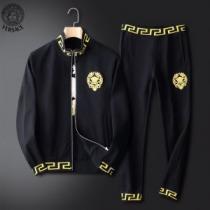 綺麗に決まるフォルム！ 2026秋冬 ヴェルサーチVERSACE セットアップ上下 ヴェルサーチブランドコピー おしゃれな装い ポケット付