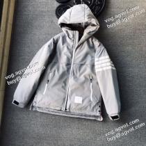 存在感のある 2026秋冬 トムブラウン THOM BROWNE ブルゾン アウトドアに着用 3色可選 着心地よい トムブラウンブランド コピー 防風性に優れ 