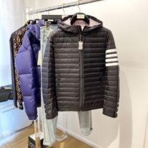 2026秋冬 トムブラウンコピー ブランド トムブラウン THOM BROWNE 軽量ダウンジャケット 寒い季節にピッタリの一枚 デザイン性の高い 寄り添える商品に生まれ変わる