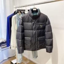 選べる極上 2026秋冬 プラダ PRADA ダウンジャケット 防風効果いい プラダスーパーコピー フィルパワーの高い 厳しい寒さに耐える
