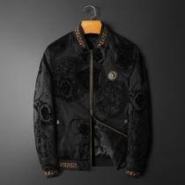 2026秋冬 海外セレブ愛用 ヴェルサーチVERSACE ブルゾン 風合いの出る ヴェルサーチブランド 偽物 通販 秋のお出かけに最適 防寒機能ある
