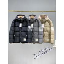 2026秋冬 トムブラウンブランド コピー トムブラウン THOM BROWNE ダウンジャケット 綺麗に決まるフォルム！ 3色可選 身体を保温できる フィルパワーの高い