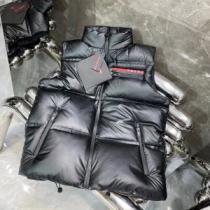 重さを感じず プラダコピーブランド 2026秋冬 プラダ PRADA ダウンジャケット ベスト おしゃれに絶大な人気の 日常のアウター使える