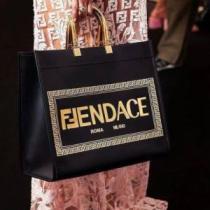 2色可選 日本未入荷モデル 2026秋冬 フェンディ FENDI ハンドバッグ フェンディスーパーコピー ファスナーポケット付 大容量.150.