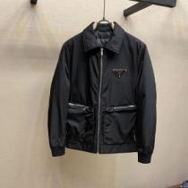 ステンカラー プラダブランド コピー 2色可選 2026秋冬 プラダ PRADA ダウンジャケット 豊富なサイズ 落ち着いた感覚