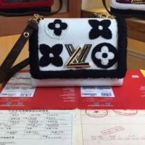 綺麗に決まるフォルム！ 2026秋冬 ルイ ヴィトン LOUIS VUITTON 活躍のバッグ ショルダーバッグ ルイ ヴィトンスーパーコピー 2色可選 利便性に優れ .49.