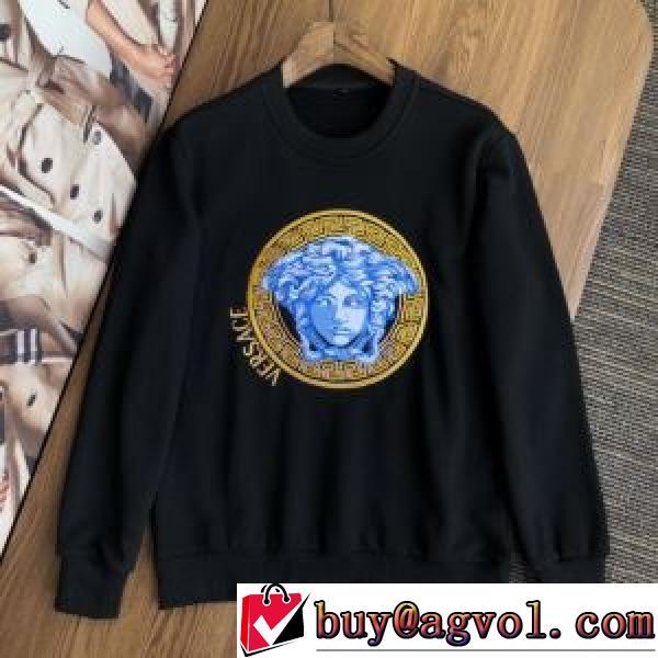 3色可選 2026早春 ヴェルサーチVERSACE プルオーバーパーカー 上品な輝きを放つ形 ヴェルサーチコピーブランド プリントパーカ 秋着用 防寒