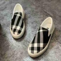 バーバリー BURBERRY スニーカー 耐久性に優れ バーバリーコピー ギンガム 着脱の簡単なスリップオンタイプ 2026秋冬 フラットシューズ 履き心地抜群