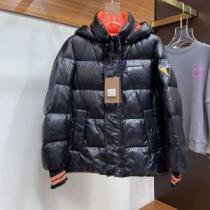 メンズ ダウンジャケット 2025秋冬 バーバリースーパーコピー 一番人気の新作はこれ バーバリー BURBERRY 快適な着心地をキープ スタイリッシュなデザイン 軽くて暖かい フードづき 上品な色合い