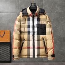 リバーシブル仕様 機能性も備えたアイテム バーバリー BURBERRY フードづき バーバリーコピー 2026秋冬 チェック柄 ポケットづき 何にでも合わせ易く格好良く決まる ライトダウンジャケット