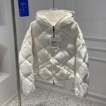 モンクレールスーパーコピー 激安 薄着でも十分過ごせるこの冬絶対に重宝する一着 大人っぼい 個性的なデザ モンクレール MONCLER 2026新作 ダウンジャケット