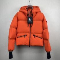 モンクレールコピー 防寒具としての機能もバッチリ カジュアルに着こなせるデザイン モンクレール MONCLER 2026新作 極上の着心地 ダウンジャケット