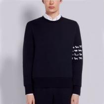 トムブラウンブランド 偽物 通販 オリジナル 2026秋冬 プルオーバーパーカー トムブラウン THOM BROWNE 幅広いジャンル プリントパーカ