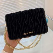 2026秋冬 最安値に挑戦 バランスのいい大きさ ミュウミュウ MIUMIU ショルダーバッグ ミュウミュウブランド コピー 4色可選 柔軟.43..43.